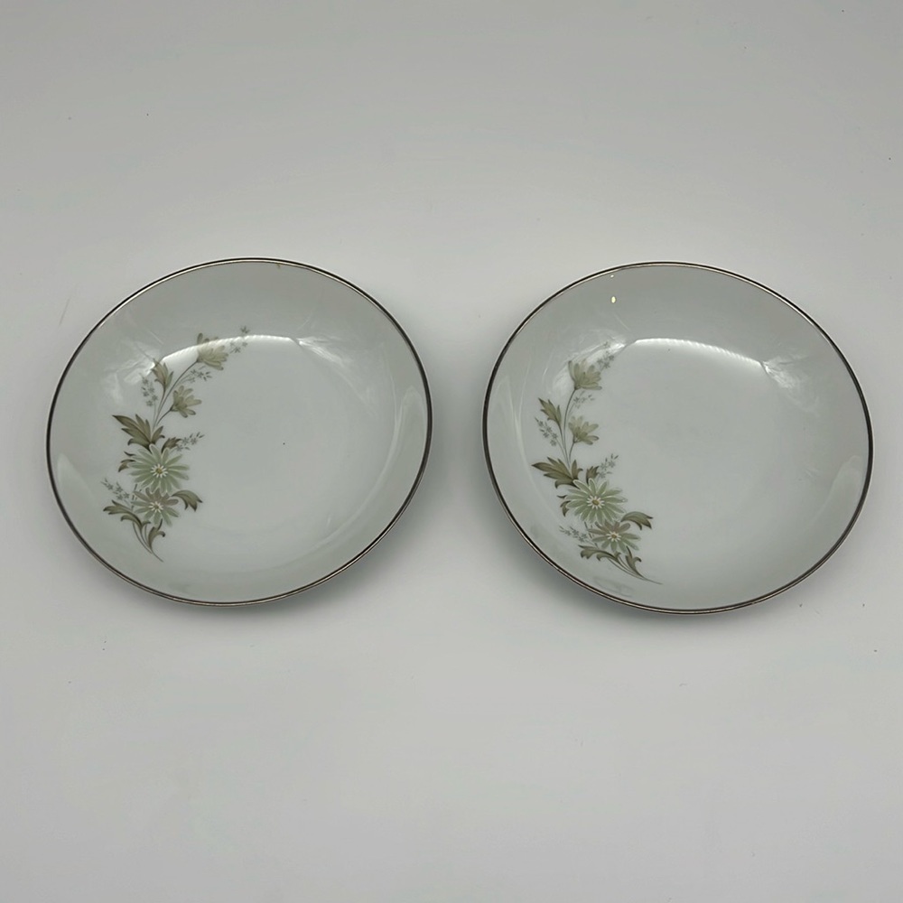 Noritake Soroya 6853 2 Shallow Fruit Bowls Light Green Daisy‎ Platinum Banded